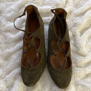 L'Amour Des Pieds Benham Shoes 6.5 women’s. Olive green suede